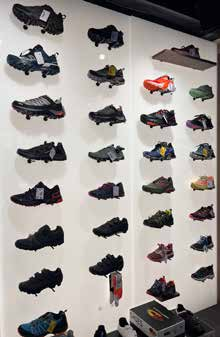 Mur présentoir chaussures de trail